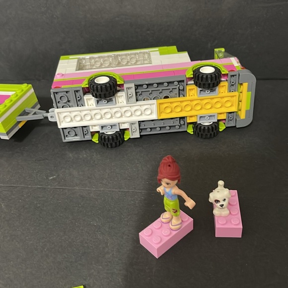 LEGO AND FRIENDS ADVENTURE CAMPER AND CAR - Picture 8 of 9